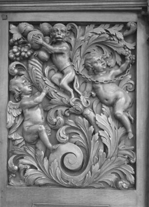 Mittelportal — Putten mit Äffchen