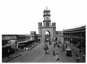 Straßenszene am Delhi-Tor in Hyderabad : Weltreisen. Hyderabad. Straßenszene am Delhi-Tor