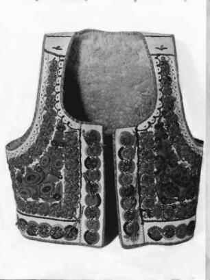 Bukarest: Museum Minovici, Bauernlammfelljacke, aus Bessarabien, vorn