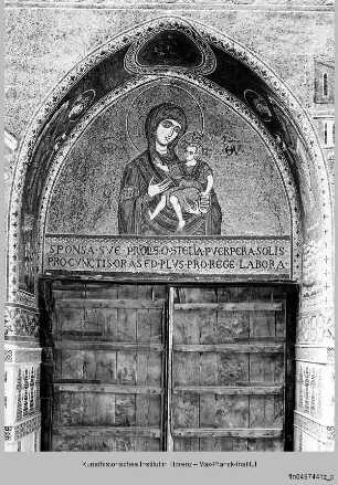Mosaikprogramm : Mosaikbilder im Langhaus : Westwand : Portallünette: Maria mit Kind, verehrt von Engeln