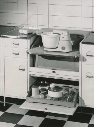 Universal-Küchenmaschinenschrank mit Braun Küchenmaschine der Fr. Poggenpohl KG