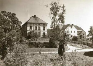 Wittgendorf (Kreis Zittau). Hof Hartmann. Ansicht über die Dorfstraße