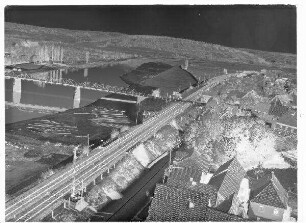 Staustufe Himmelstadt. Baumaßnahmen mit Blick auf die Mainbrücke und Gebäude von Zellingen.