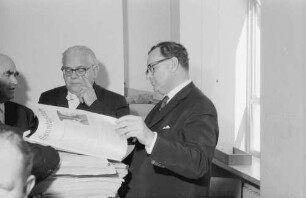 Freiburg: der Minster und Postdirektor Weber; Zeitungsverteilerraum