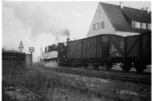 Bundesbahnhof Hechingen, Lok 21 rangiert mit Packwagen Pw75