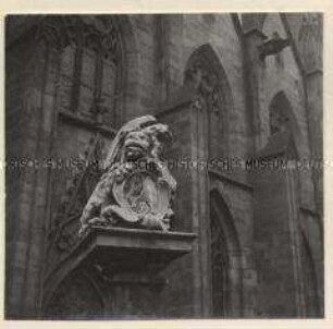 Kaiserslautern, Wappenbrunnen vor der Stiftskirche