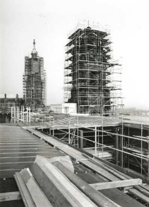Dresden-Altstadt, Schloßplatz 1. Baustelle Ständehaus, Bauphase Substanzsicherung/Wiederaufbau Dach. Dachhaut und Innenhof 4 gegen eingerüsteten Turm. Links Turm der Hofkirche im Gerüst