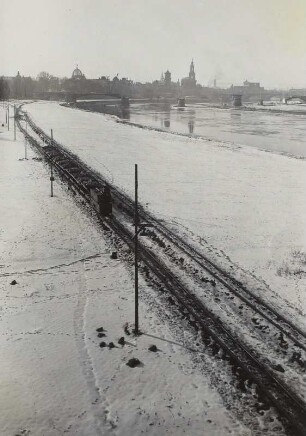 Dresden. Trümmerbahn am Terrassenufer