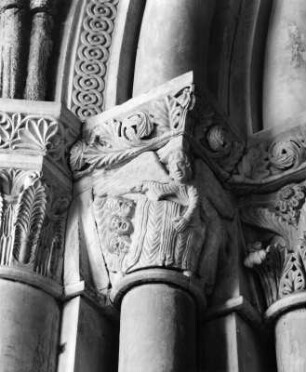 Tarragona. Catedral de Santa María de Tarragona. Portal (um 1199/1215). Kapitell des linken Gewändes. Kapitell mit Heiligen drei Königen und Engel