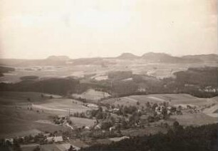 Kleingießhübel (Reinhardtsdorf-Schöna-Kleingießhübel). Ortsteilansicht mit Schullandheim des Realgymnasiums Blasewitz. Blick gegen Pfaffenstein, Königstein, Gohrisch, Papststein und Kleinhennersdorfer Stein