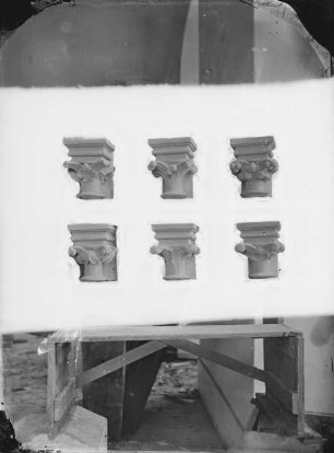 Sechs romanische Kapitelle