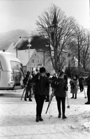 Horben: Skifahrer an der Bus-Endhaltestelle