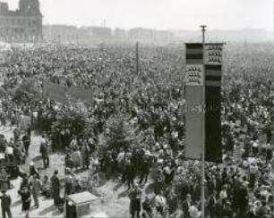 Kundgebung zum 1.Mai 1952 auf dem Platz der Republik vor dem Berliner Reichstag
