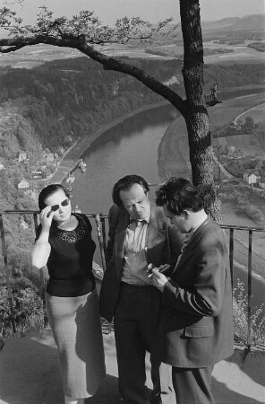Roger Rössing (Mitte) mit dem Ehepaar Bartsch auf der Aussichtsplattform der Bastei