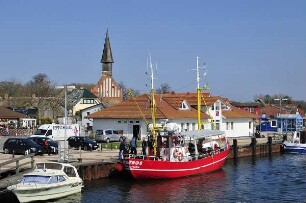 Schaprode - Hafen und Kirchturm : Blick auf das Dorf Schaprode auf der Insel Rügen vom Bodden aus, aufgenommen am 19. April 2011