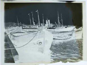 Hafen, Boote und Schiffe liegen am Kai und vor Anker