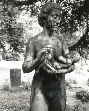 Grabmal der Familie Tenzner : Grabmal der Familie Tenzner. Bronze (1939; K. Große). Hüftstück der Stehenden mit Säuglng. Leipzig, Südfriedhof, Urnengarten, Rabattennummer 41/44