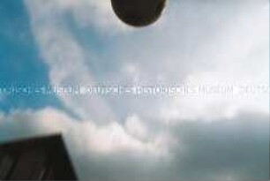 Blick in den Himmel mit fliegendem Ball (Altersgruppe bis 14)