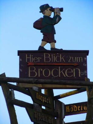 Friedrichsbrunn - Hinweisschild zum Brocken : Dieses originelle Hinweisschild steht in Friedrichsbrunn. Aufgenommen im Harz am 23. Oktober 2011