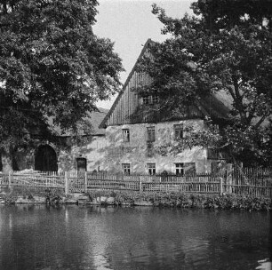 Blick auf ein Gehöft