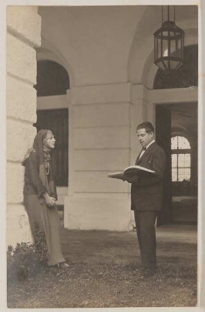 Diana Manners als Madonna (angelehnt) und Max Reinhardt mit Regiebuch, 1925 in Salzburg bei einer Probe von Karl Vollmöllers „Das Mirakel“