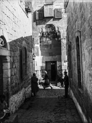 Altstadt : Blick durch eine enge Gasse zum Eingang einer Gebetsstätte