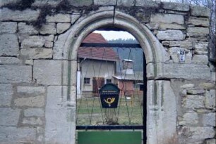 Mauerrest mit bogenförmigem Türeingang; Kalkstein