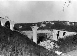 Drachenlochbrücke, km 152,933 Die Brücke wurde 1935 - 1937 gebaut, 1945 gesprengt und 1949/50 wieder aufgebaut.