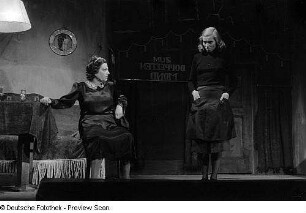 Szenenbilder aus dem Drama "Die Illegalen" von Günther Weisenborn am Hebbel-Theater Berlin : Szene mit Lu Säuberlich (rechts)