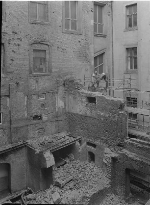 Dresden-Altstadt, Ständehaus, großer Innenhof. Abbruch der Einbauten. Blick vom Nordflügel
