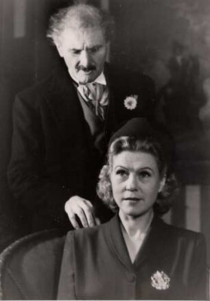 Die Schauspieler Fita Benkhoff (1901-1967) und Wily Maertens (1893-1967) während einer Aufführung des Schauspiels "Pygmalion" am Thalia-Theater Hamburg 1946
