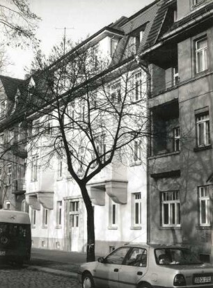 Dresden-Pieschen, Hubertusstraße 42. Wohnhaus (um 1912). Straßenansicht mit Linde