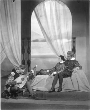 Was ihr wollt. Lustspiel in fünf Aufzügen von William Shakespeare in der Übersetzung von Schlegel. Staatsschauspiel Dresden, Neueinstudierung 03.04.1930 mit Musik von E. Humperdinck : Luis Rainer als Narr, Alice Verden als Viola und Felix Steinböck als Herzog Orsino