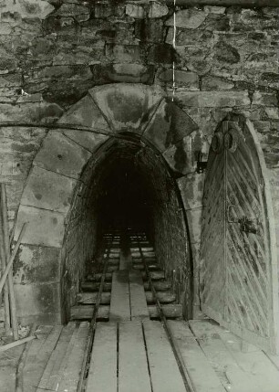 Johanngeorgenstadt, Stollenmundloch des Frisch Glück Stolln bei geöffneter Tür