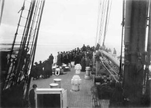 Passagiere auf dem Hinterdeck eines Passagierdampfers in nordischer Gletscherlandschaft : Bordaufnahmen. Passagiere auf dem Hinterdeck eines Passagierdampfers in nordischer Gletscherlandschaft