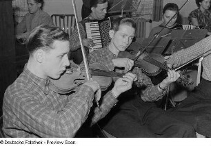 Ein Ensemble beim Musizieren im Klubhaus