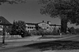 Berlin-Dahlem. Blick zum Oskar-Helene-Heim