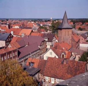 Lüchow : Lüchow bei Dannenberg. Blick auf die Stadt und in die Kalandstraße mit Fachwerkhäusern und Kirchturm der St. Johanniskirche