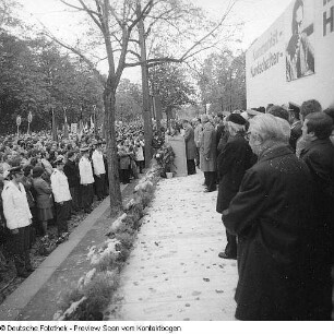 Dresden-Altstadt, Lennéstraße, Feierliche Einweihung des Denkmals für Dr. Richard Sorge (1977; Gerd Jäger) an der 1970 umbenannten Dr.-Richard-Sorge-Straße (mit Claußen)