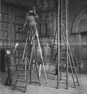Hans-Adalbert von Stockhausen (links) wirft dem Fotografen Kerlen (rechts) das Verdunkelungstuch für die Kamera in der Westvorhalle von Notre-Dame-de-la-Couture zu (Aufnahme im Rahmen der Fotokampagne im besetzten Frankreich)