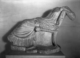 Eine sitzende weibliche Figur