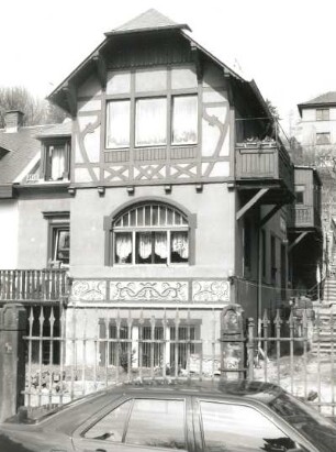 Dresden-Trachenberge, Kändlerstraße 38. Wohnhaus. Straßenansicht mit Einfriedung