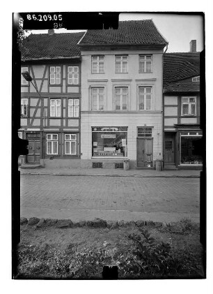 Grabow, Kirchenstraße 17. Wohnhaus mit Laden. Straßenfront