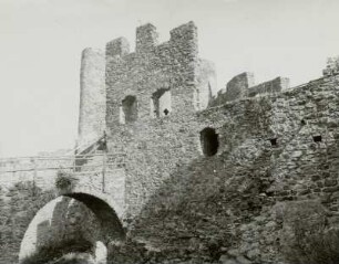 Frauenstein, Burgruine, Bogenbrücke und Westfront