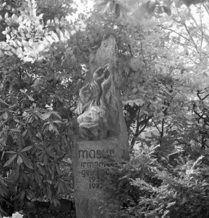 Grabmal für Irmgard Masur : Grabmal für Irmgard Masur. Stein (nach 1972). Chemnitz, Sankt-Andreas-Friedhof