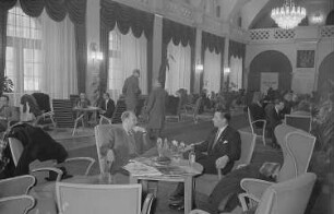 Besucherinnen und Besucher im Ausstellungstreff in der unteren Wandelhalle des Neuen Rathauses während der Frühjahrsmesse