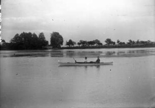 Deutschland. Paddelboot (mit Angehörigen der Familie Knochenhauer?) auf einem Fluss