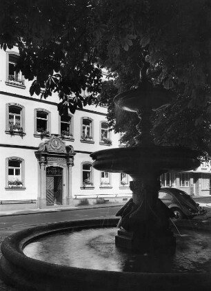 Kaiserslautern, Sankt-Martins-Platz 3. Ehemaliges Stadthaus (um 1750). Teilansicht mit einem Brunnen