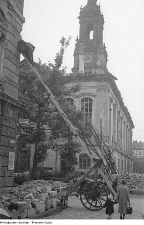 Aufräum- und Wiederaufbauarbeiten in Dresden : Aufräumarbeiten an der Dreikönigskirche