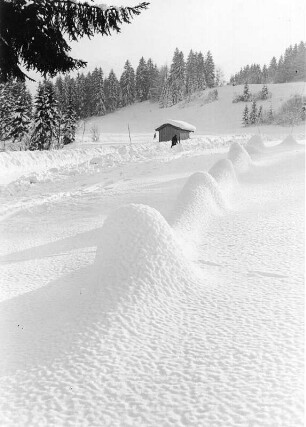 Winterbilder. Landschaft mit Hütte in tiefem Schnee